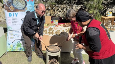 加羅板部落七里香工坊於活動現場進行「比努拉噌岸」現煮示範，職人與臺東分署吳昌祐分署長共同攪動鍋內料理，展現排灣族飲食文化的活力與熱情。